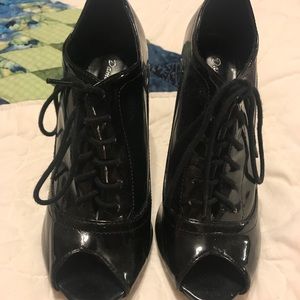 Peep toe high heeled patent leather shoes size 9